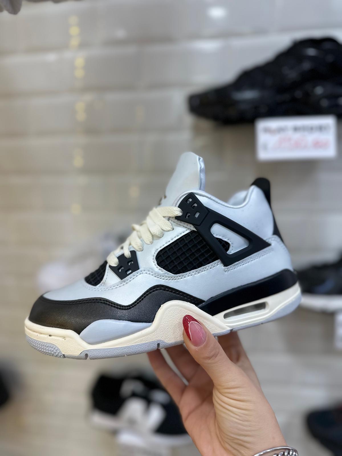 Jordan 4 Retro Platinum Metallic